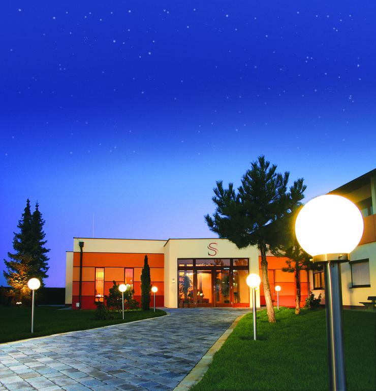 Hotel Garni Steinfeld Wiener Neustadt Exterior foto