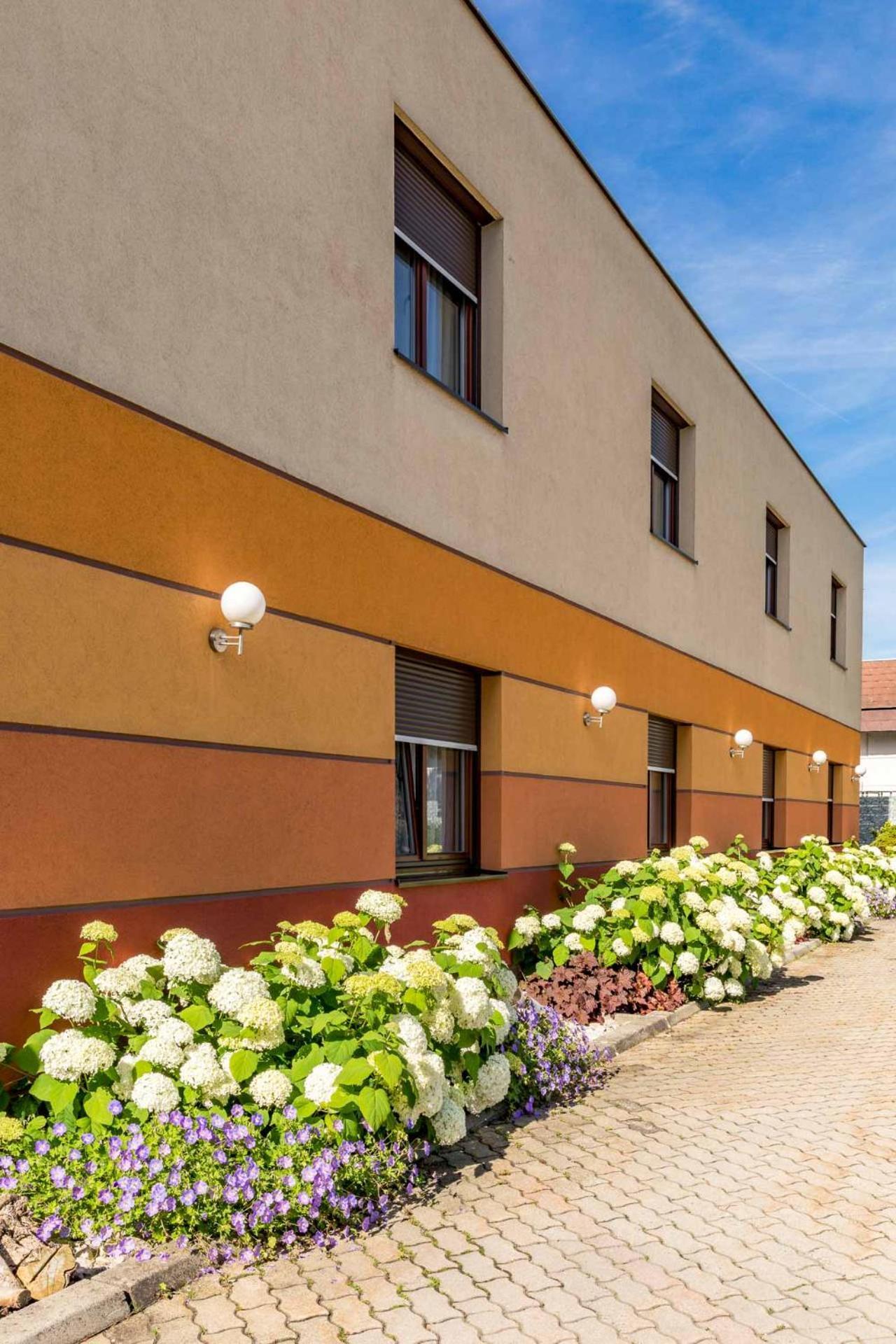Hotel Garni Steinfeld Wiener Neustadt Exterior foto