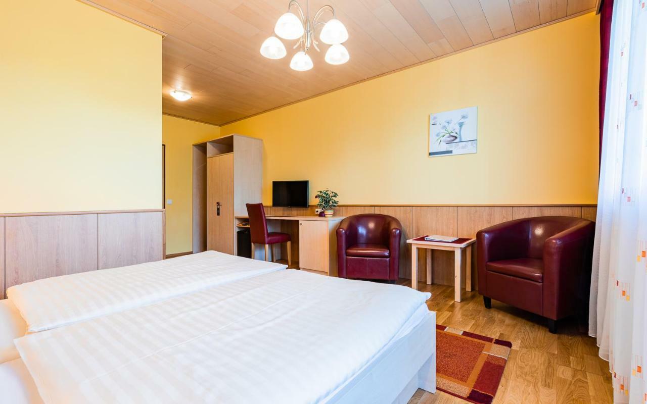 Hotel Garni Steinfeld Wiener Neustadt Exterior foto