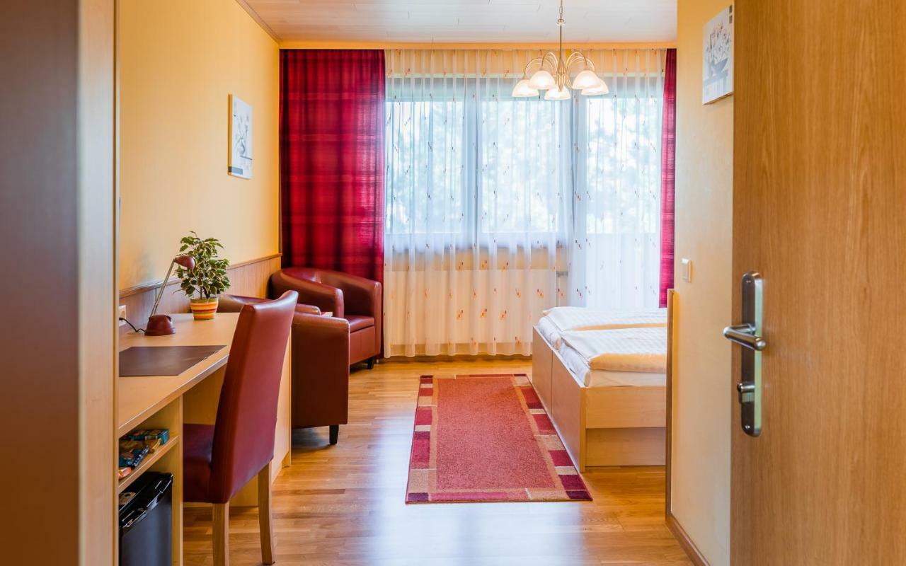Hotel Garni Steinfeld Wiener Neustadt Exterior foto